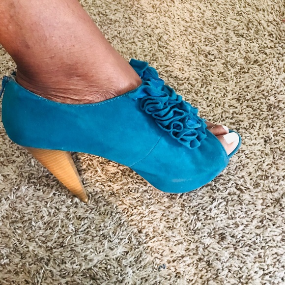Teal blue ruffle top ladies size 11 heels, $25 - Picture 2 of 10